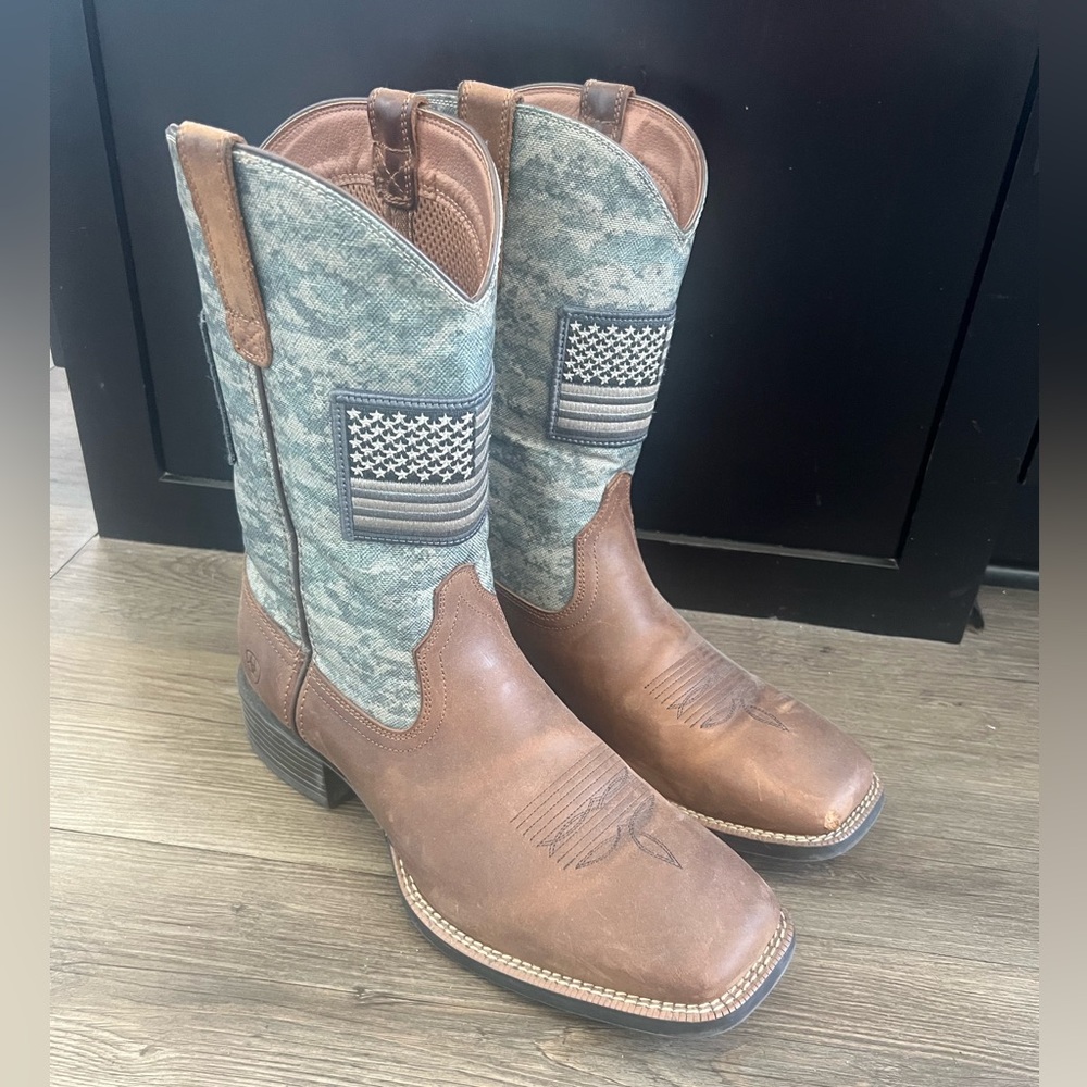 Ariat cowboy boots. Size 11.5